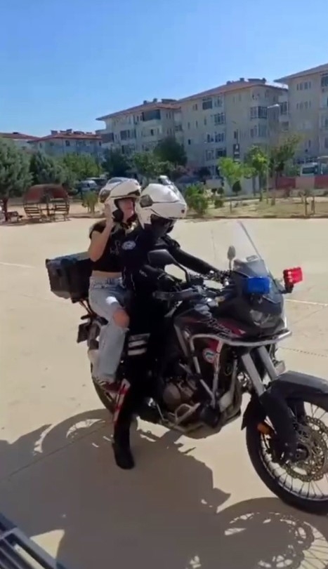 Keşan’da motosikletli polis timleri sınava geç kalan öğrencilerin imdadına yetişti
