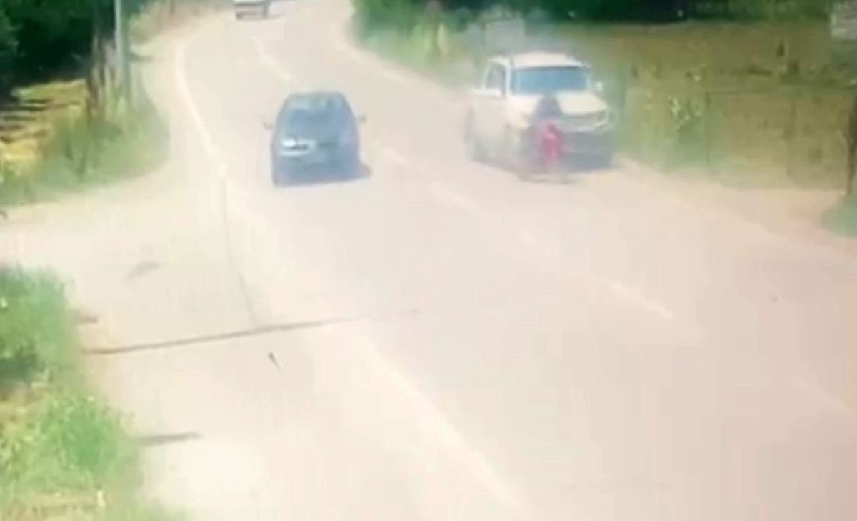Kamyonet ile motosiklet böyle çarpıştı: 1 ağır yaralı
