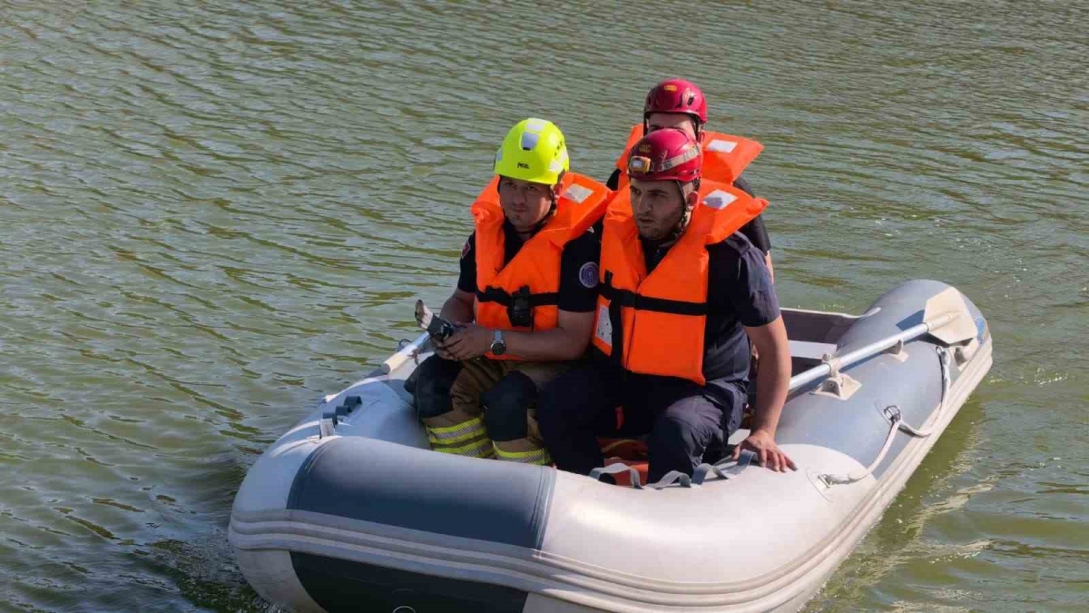 Köprü altında ipe takılan güvercini itfaiyeciler kurtardı
