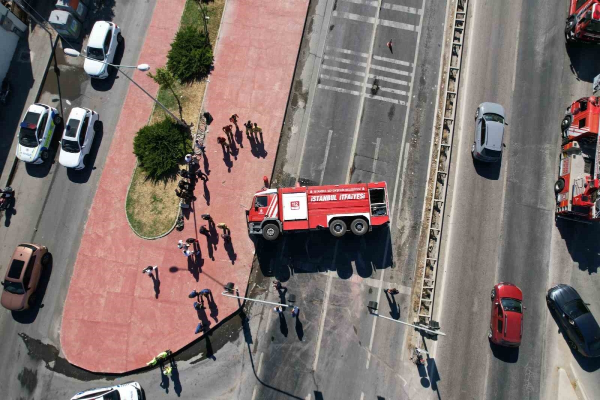 Büyükçekmece’de yangına giden itfaiye aracı devrildi: 2 yaralı

