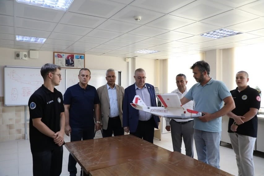 Edremit Anadolu İmam Hatip Lisesinin dünya şampiyonu İHA takımlarına Başkan Ertaş’tan teknoloji desteği
