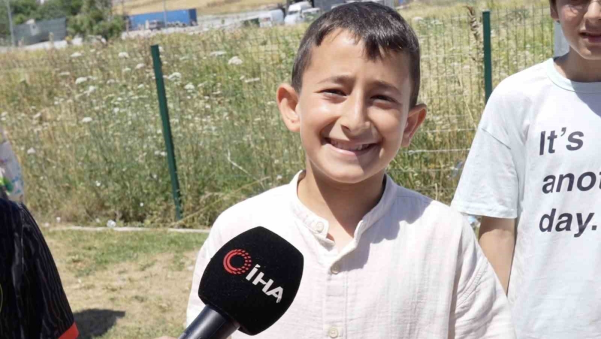 Karne heyecanı muhtarlık önünde hediyeye dönüştü
