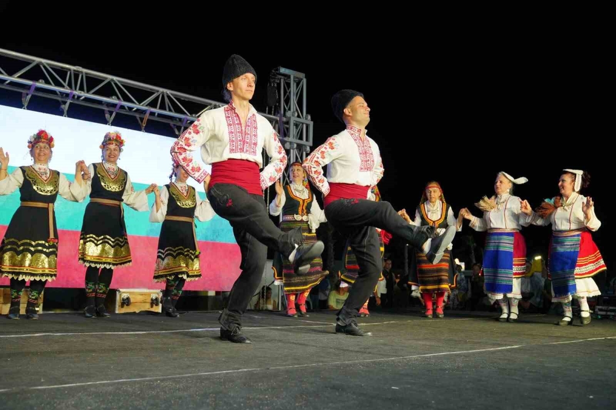 6 ülkeden 18 halk dansları ekibi, 750 dansçı Ayvalık’ta kültür köprüsü kurdu
