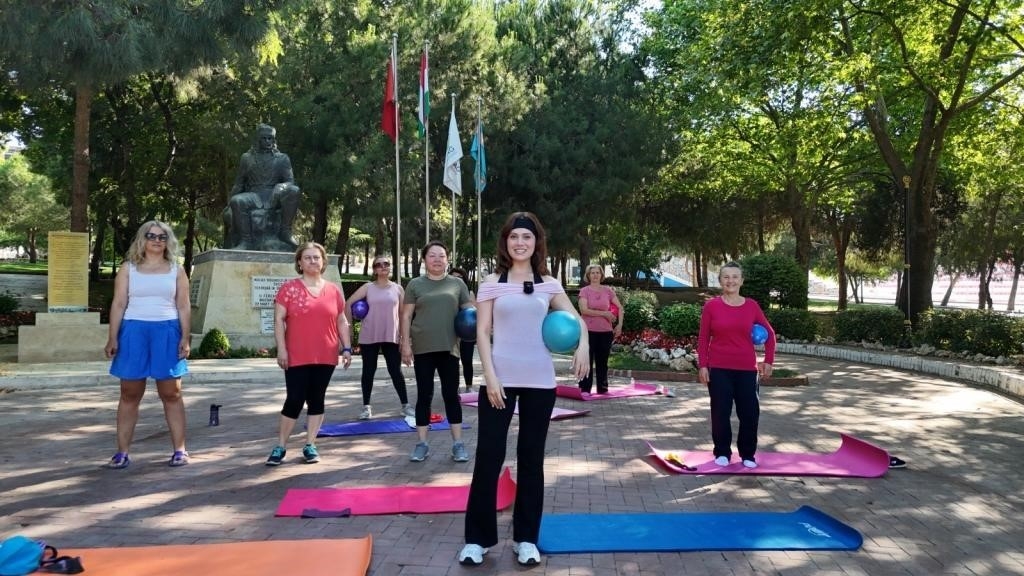 Kadınlar açık havada güne sporla başlıyor

