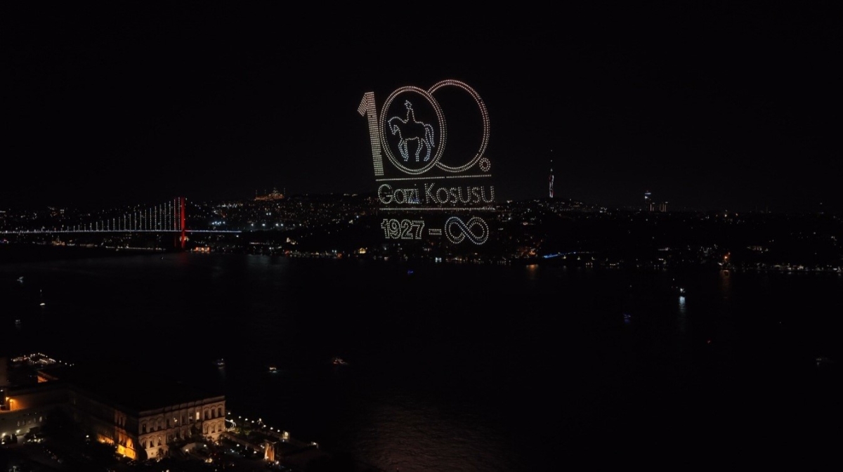 100. Gazi Koşusu Resepsiyonunda gökyüzünde görsel şölen
