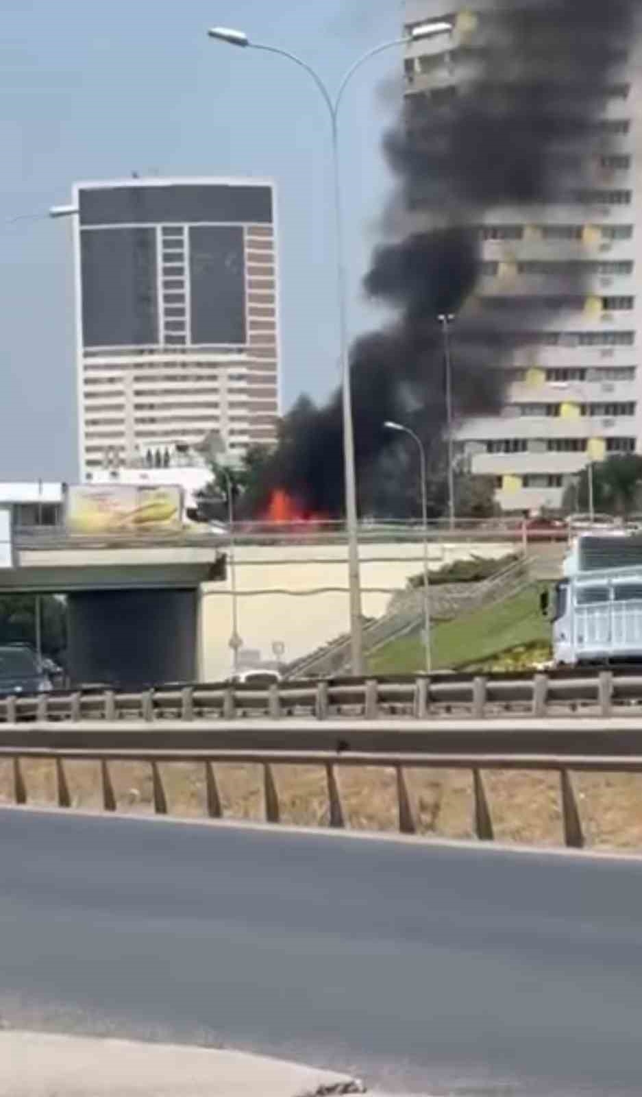Kartal’da seyir halindeki araç alevlere teslim oldu
