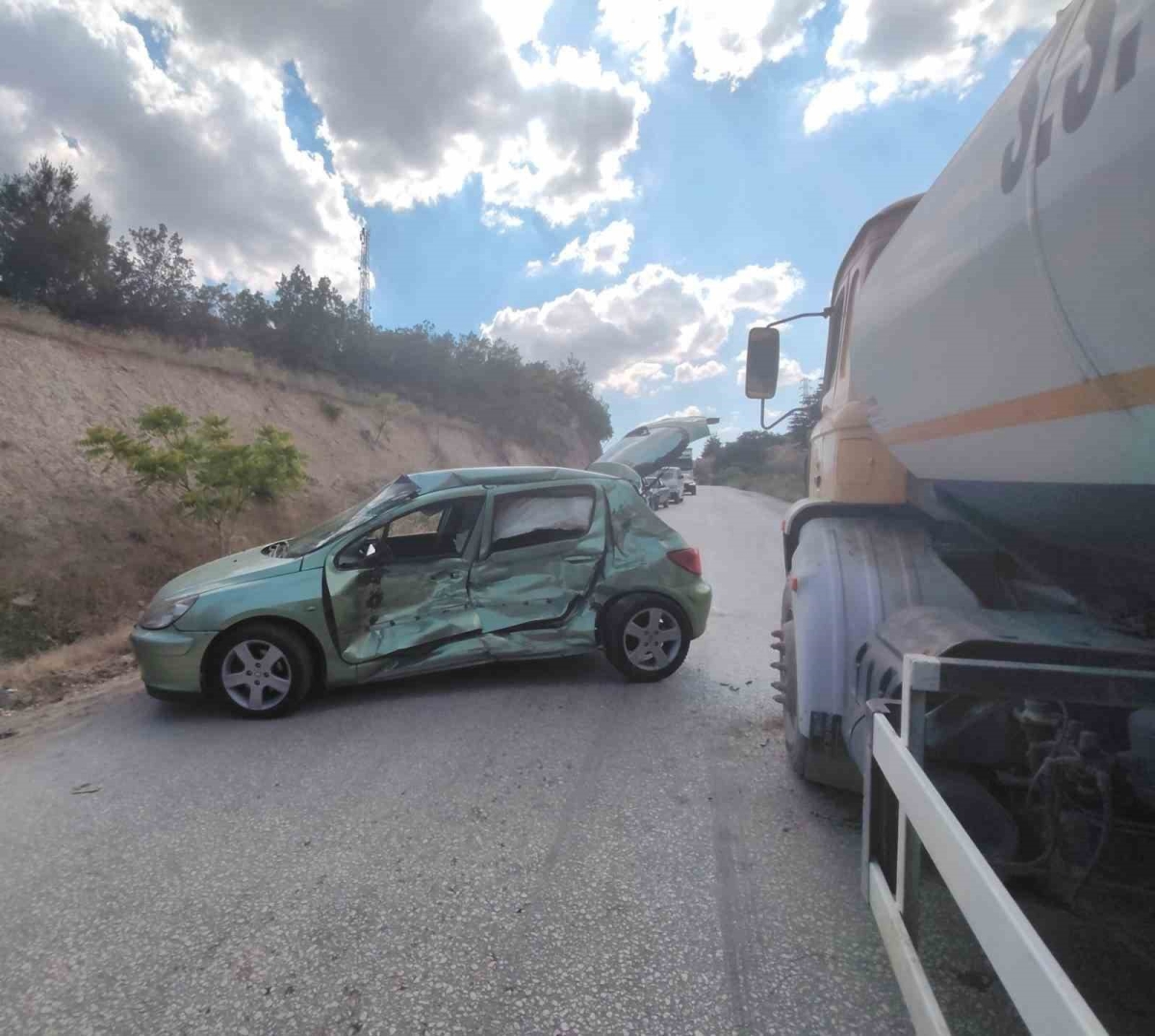 Bilecik’te kontrolden çıkan otomobil karşı yönden gelen su tankerine çarptı
