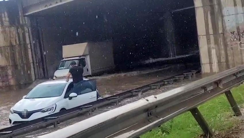 Yollar göle döndü, yağmur suları şelale gibi aktı
