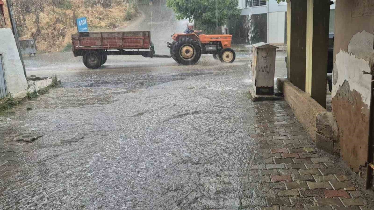 Yaz ortasında sağanak sürprizi: Tekirdağ’da yollar göle döndü
