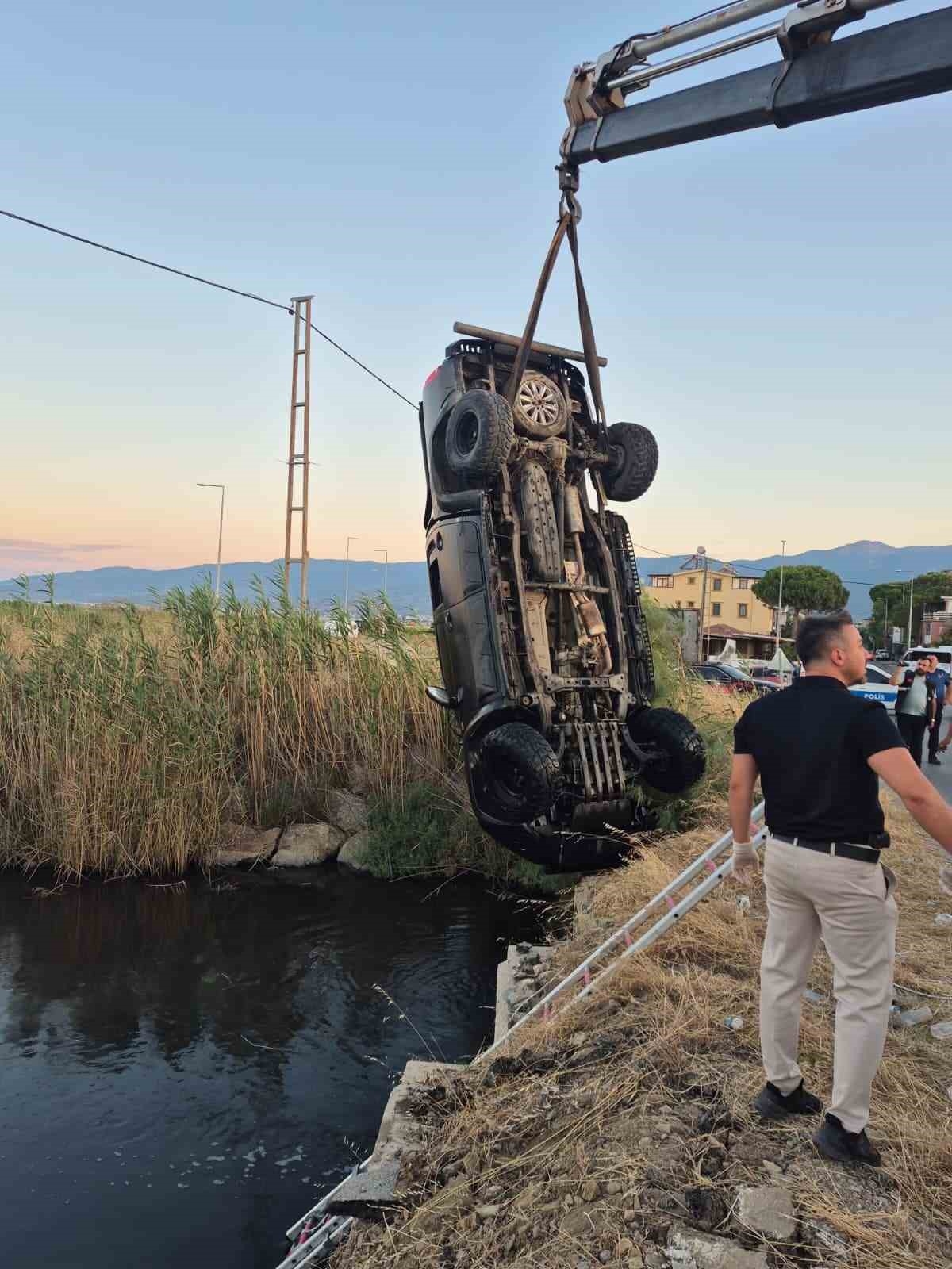 Dereye uçan arazi taşıtındaki 2 genç hayatını kaybetti, 1 yaralı
