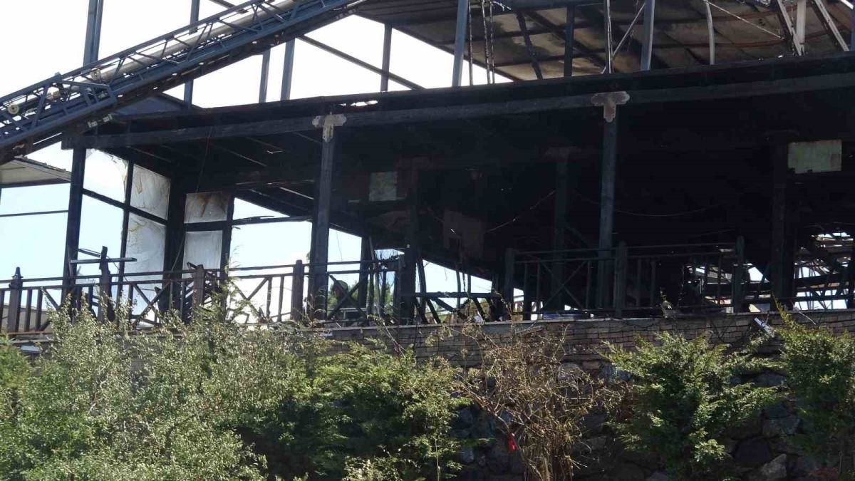 Maltepe’de korkutan yangın: Restoran kullanılamaz hale geldi
