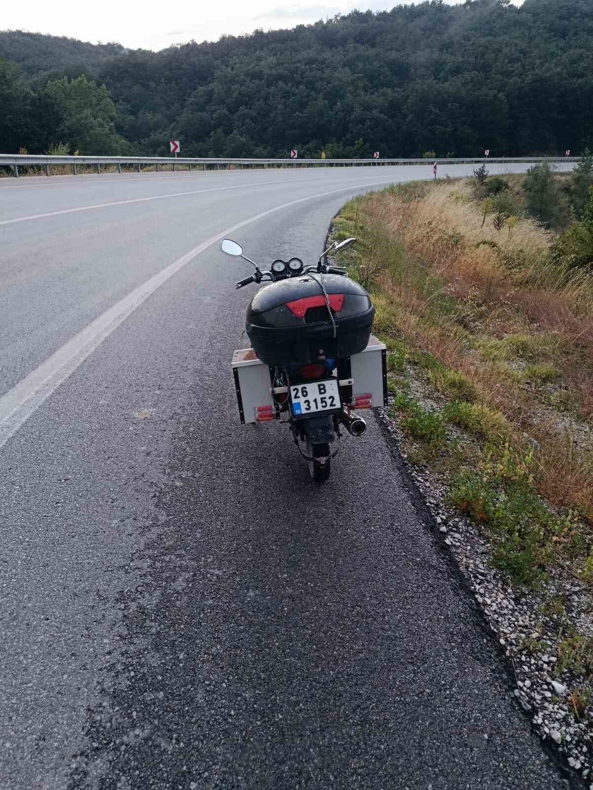 Direksiyon hâkimiyetini kaybeden motosiklet sürücüsü yoldan çıktı: 1 yaralı
