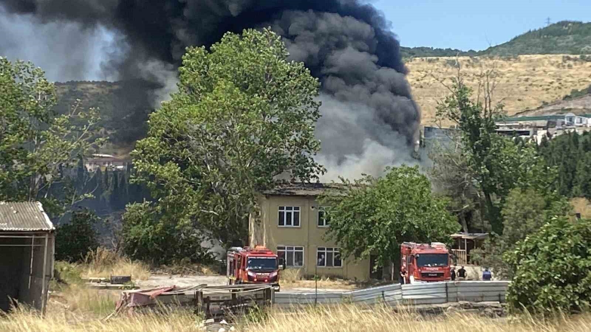 Kocaeli’de iş yerinde çıkan yangına müdahale ediliyor
