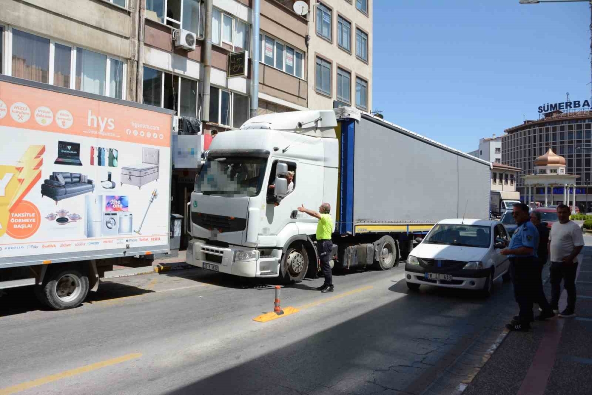 Balıkesir’de şehir merkezine giren tır  trafiği felç etti
