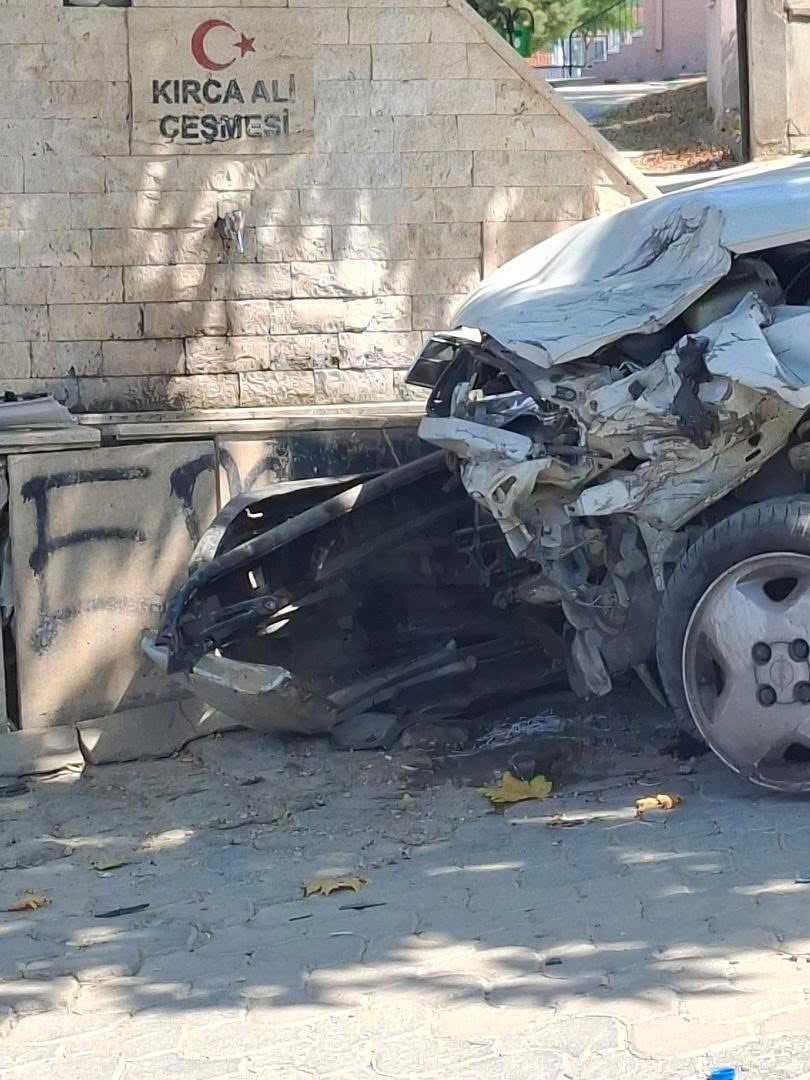 94 yaşındaki sürücü park halindeki araçlara çarptı
