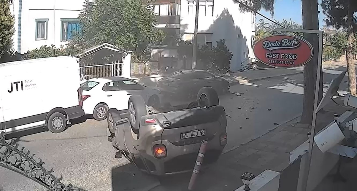 Büyükçekmece’de park halindeki araca çarpıp takla attı
