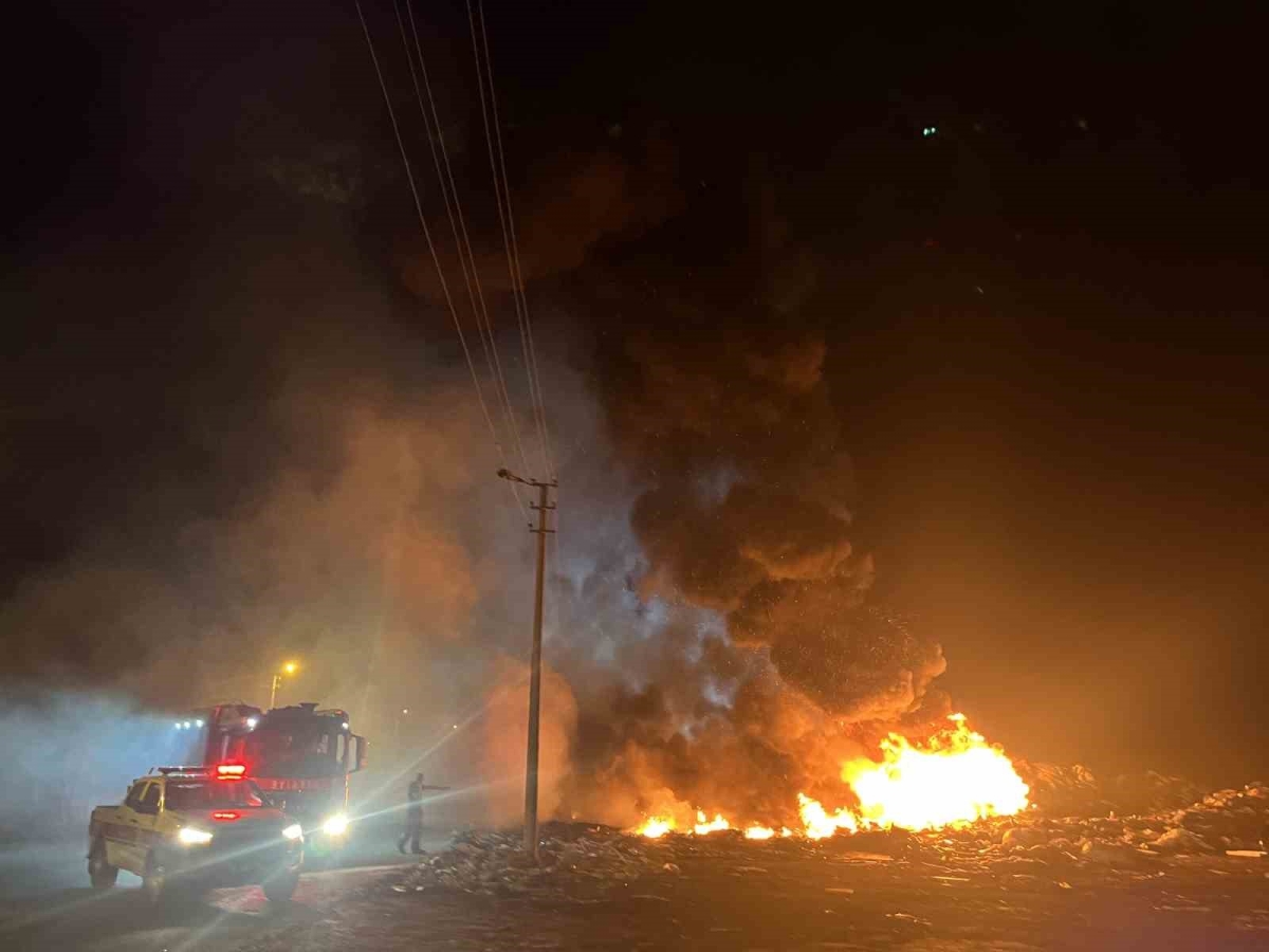 Tekirdağ’da atık döküm alanında yangın: Alevler geceyi aydınlattı
