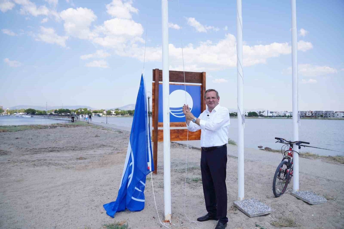 Ayvalık Belediyesi plajlarında Mavi Bayraklar göndere çekildi
