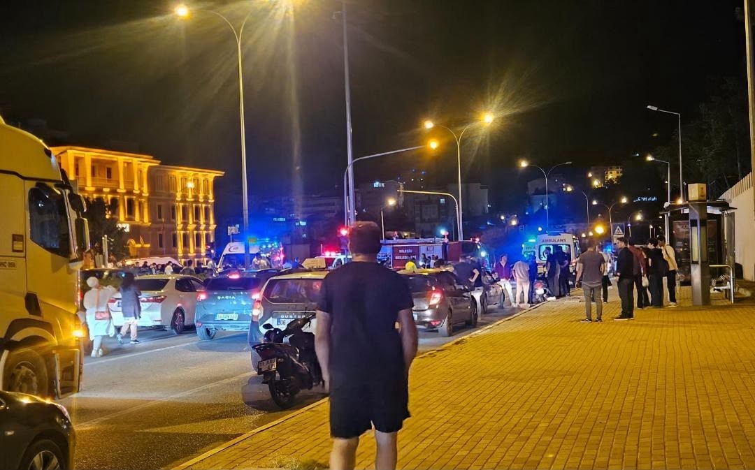 Orta refüje çarpan otomobil takla attı: 2 yaralı
