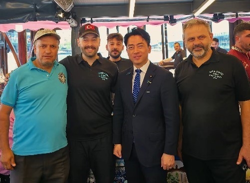 Japonya Savunma Bakan Koizumi Eminönü’nde balık ekmek yedi

