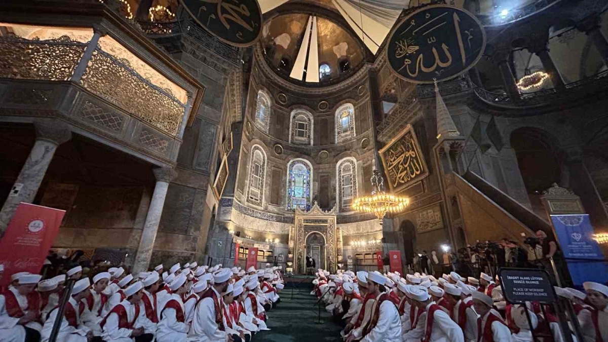 Ayasofya Camii’nde 15 Temmuz şehitleri için 253 hafız tarafından hatim duası okundu
