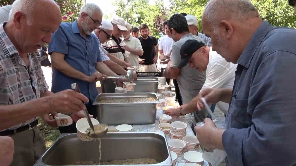 Kiremitçi Sinanbey Cami’de bin 500 kişilik aşure ikramı
