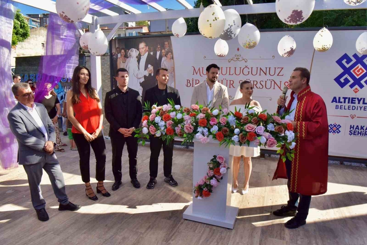 Sabri Uğur parkı açık hava nikah salonu hizmete açıldı

