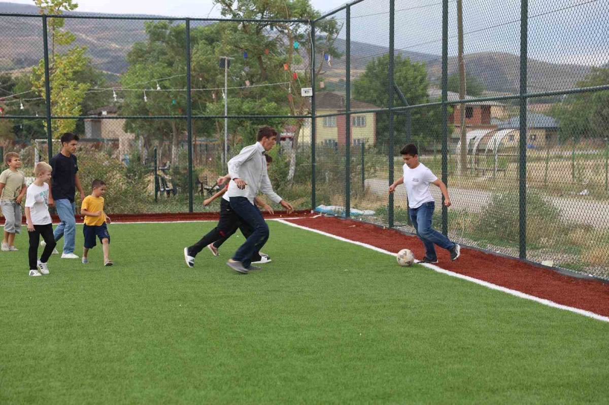 Okullar kapanınca çocuklar mahallelerindeki yeni sahayı doldurdu
