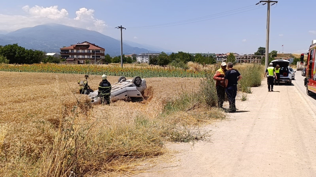 Taklalar atan otomobil buğday tarlasına uçtu: 1 yaralı

