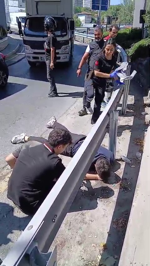Esenler’de virajı alamayan motosiklet bariyerlere çarparak devrildi: 1 yaralı
