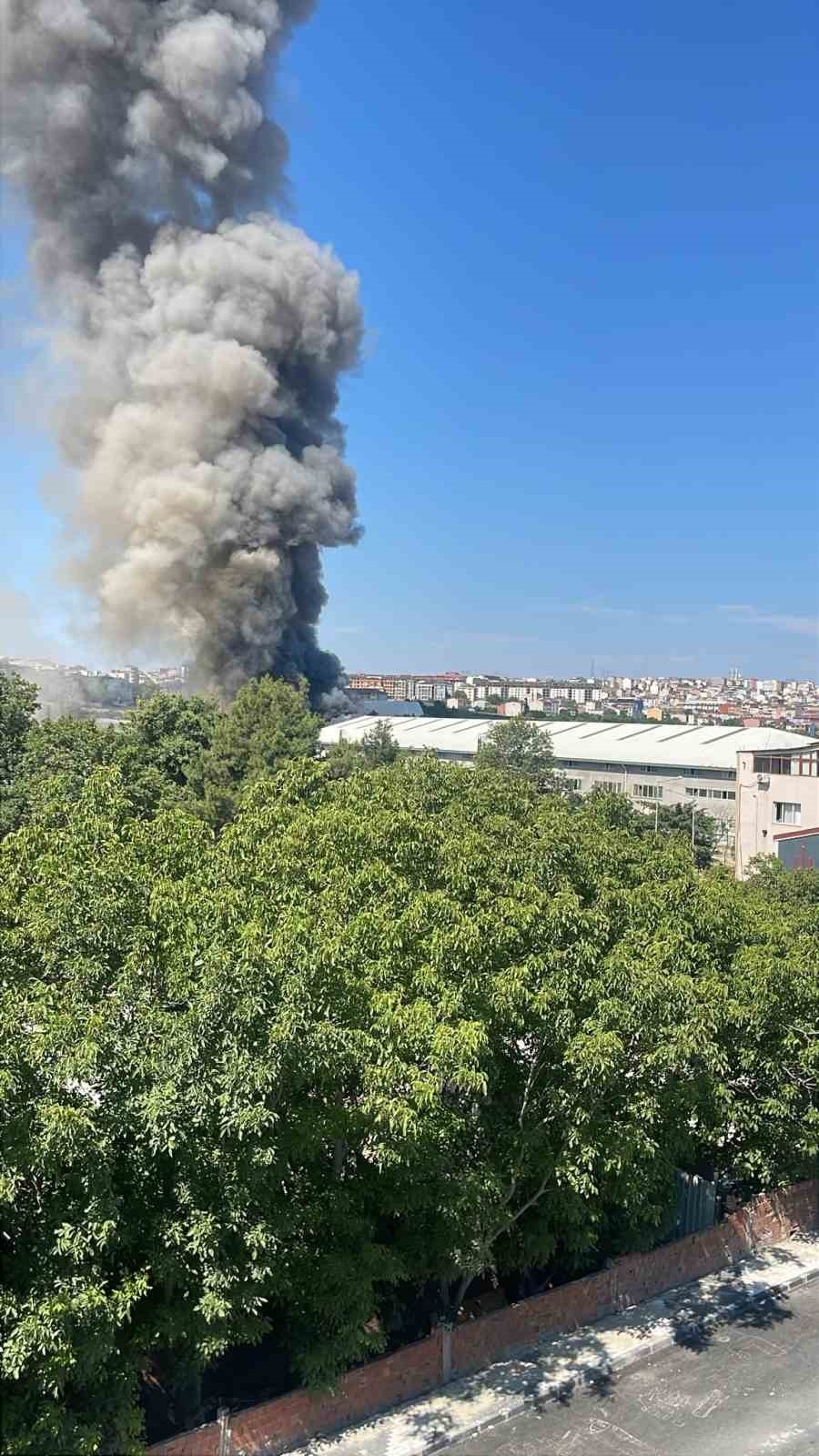 Arnavutköy’de sünger fabrikasında yangın
