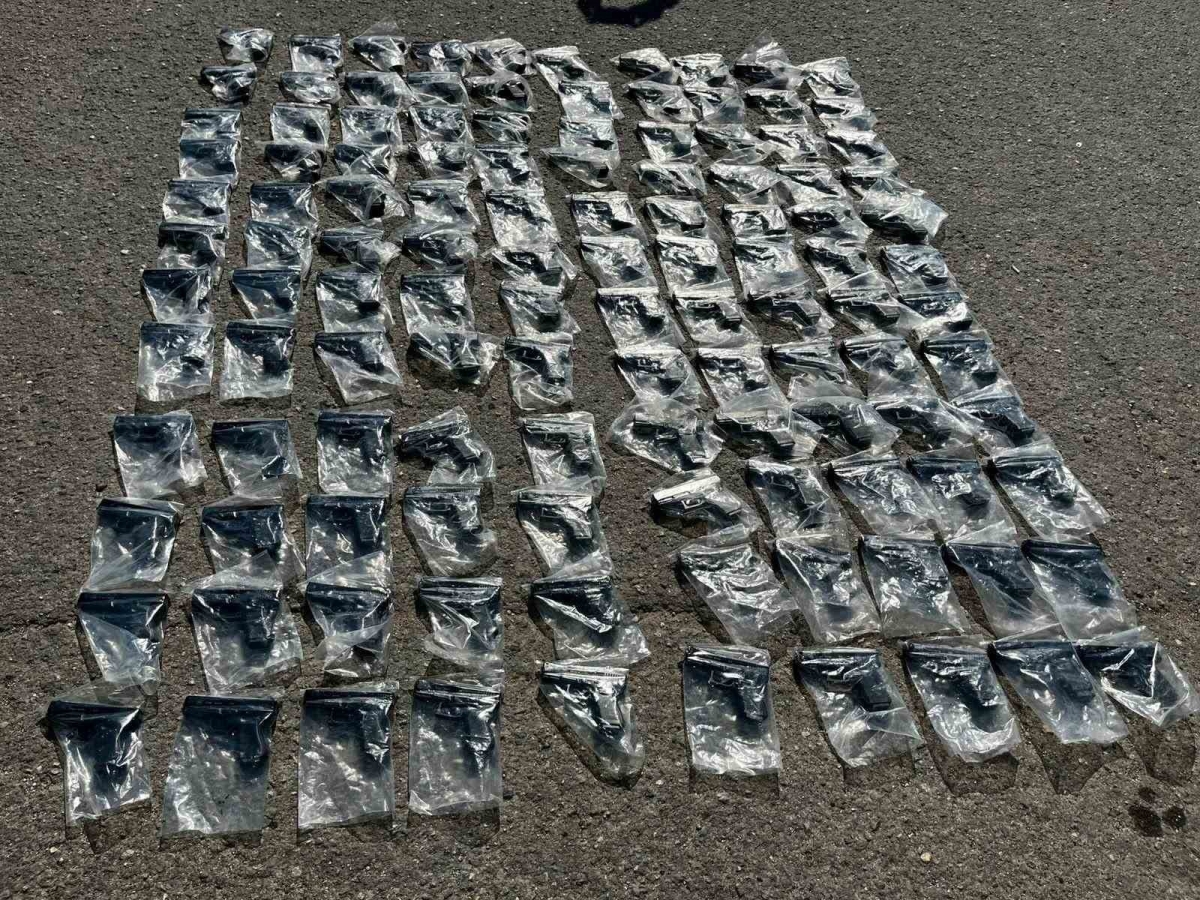 Tuzla’da durdurulan otobüsten cephanelik çıktı: 120 silah ele geçirildi
