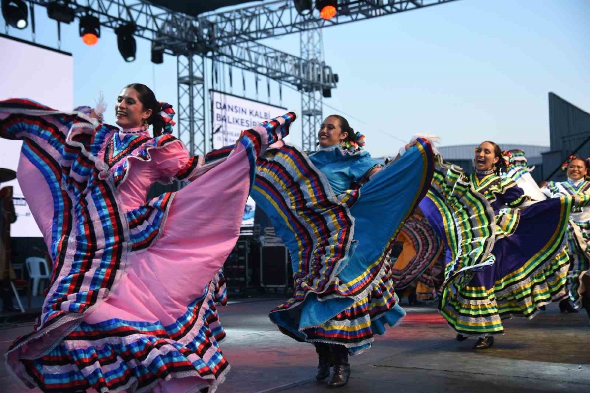 Dünya dansları Balıkesir sahnelendi

