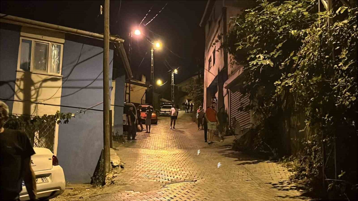 Pompalı tüfekle geldi, gece yarısı mahalleliyi sokağa döktü: 1 yaralı
