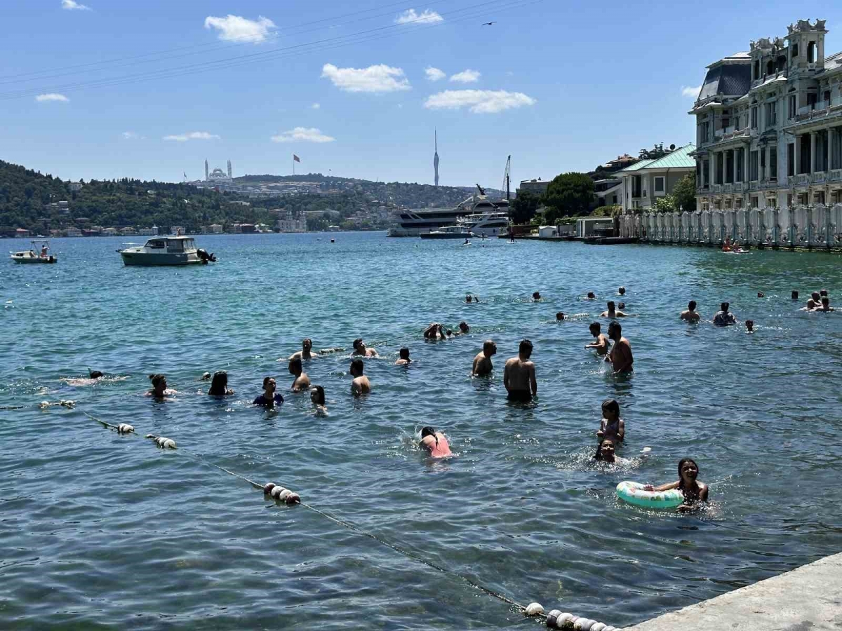 İstanbul’da sıcak hava bunalttı: Vatandaşlar kendini boğazın serin sularına bıraktı

