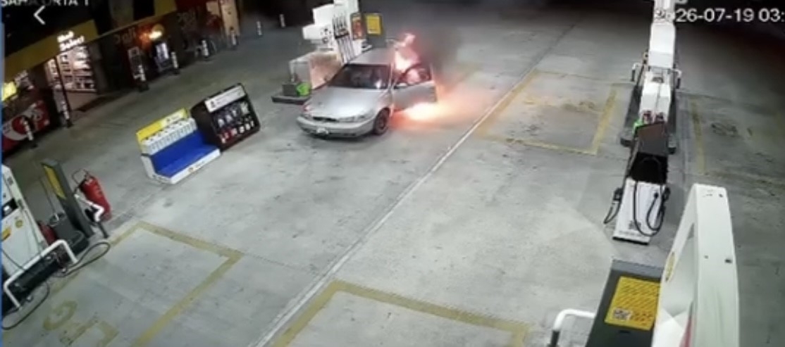 Yakıt almaya geldi, aracı alev topuna döndü
