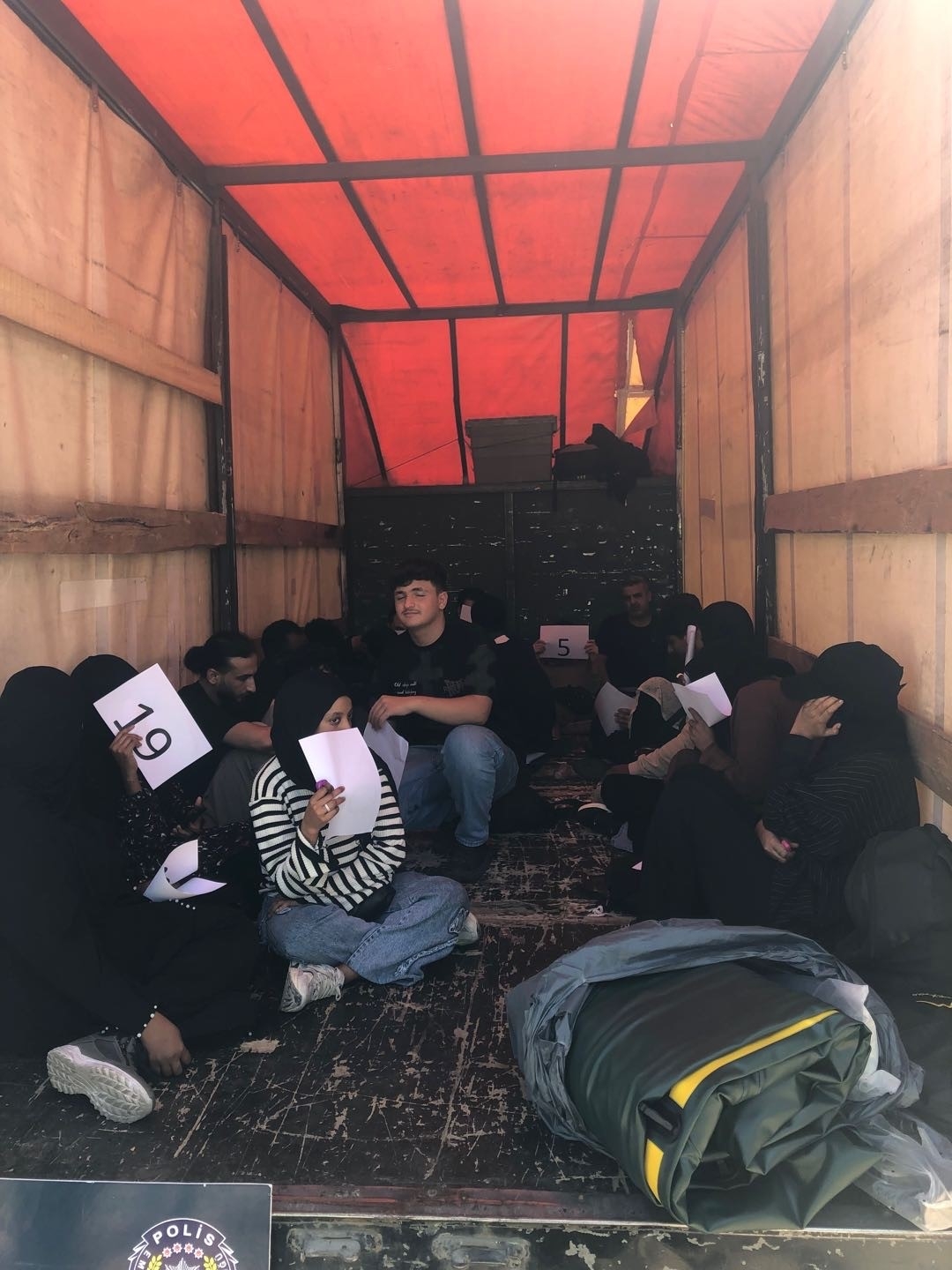 Edirne’de kapalı kasa kamyonette 20 düzensiz göçmen yakalandı
