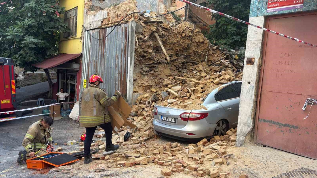 Beyoğlu’nda 2 katlı metruk bina çöktü
