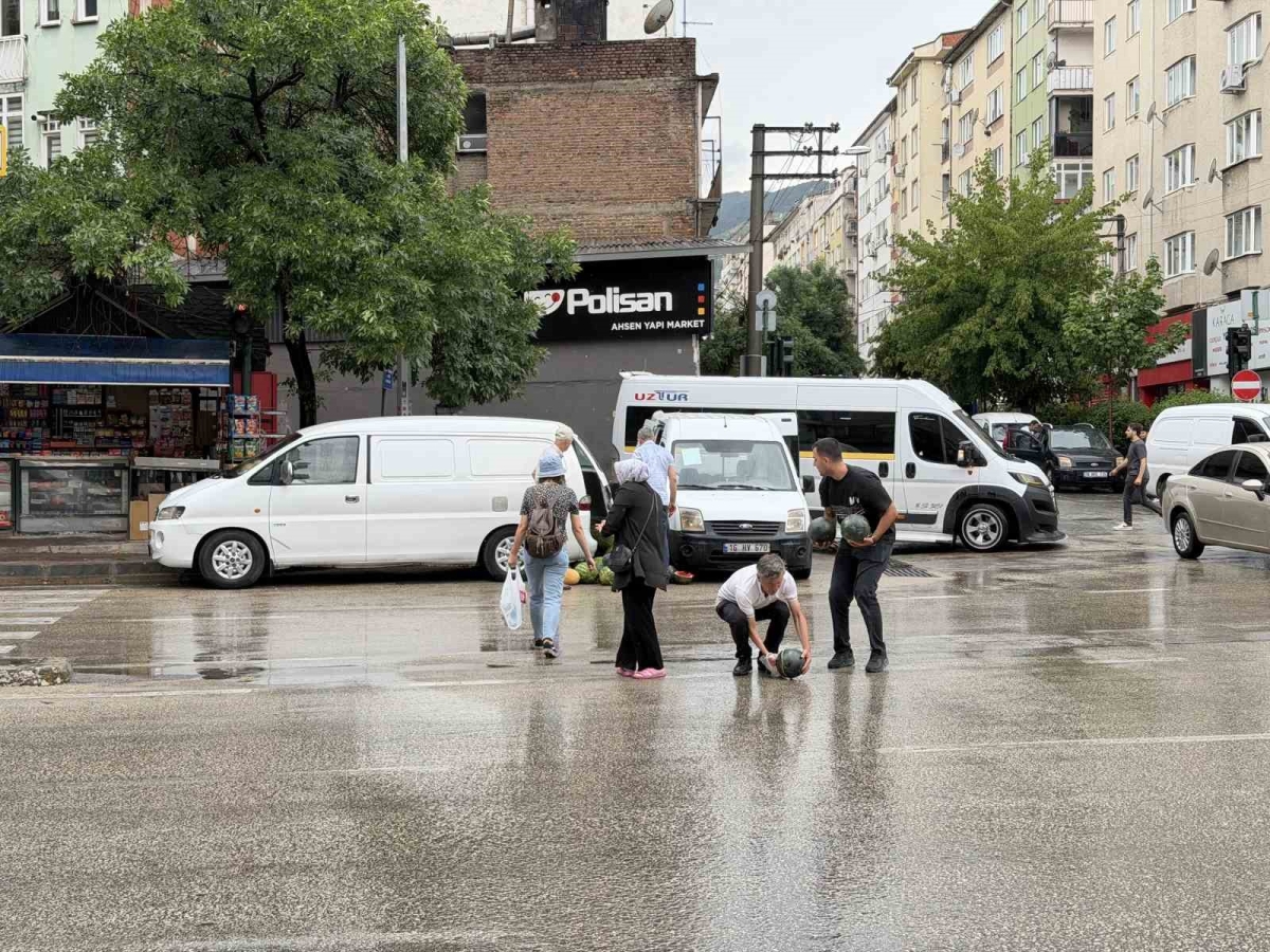 Kamyonetin arka kapağı açılınca karpuzlar yola saçıldı
