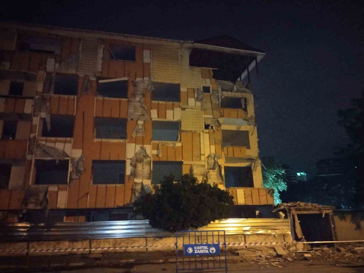 Kartal’da metruk binanın balkonu çöktü

