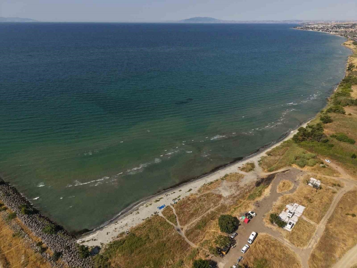 Sahilden 100 torba atık toplandı
