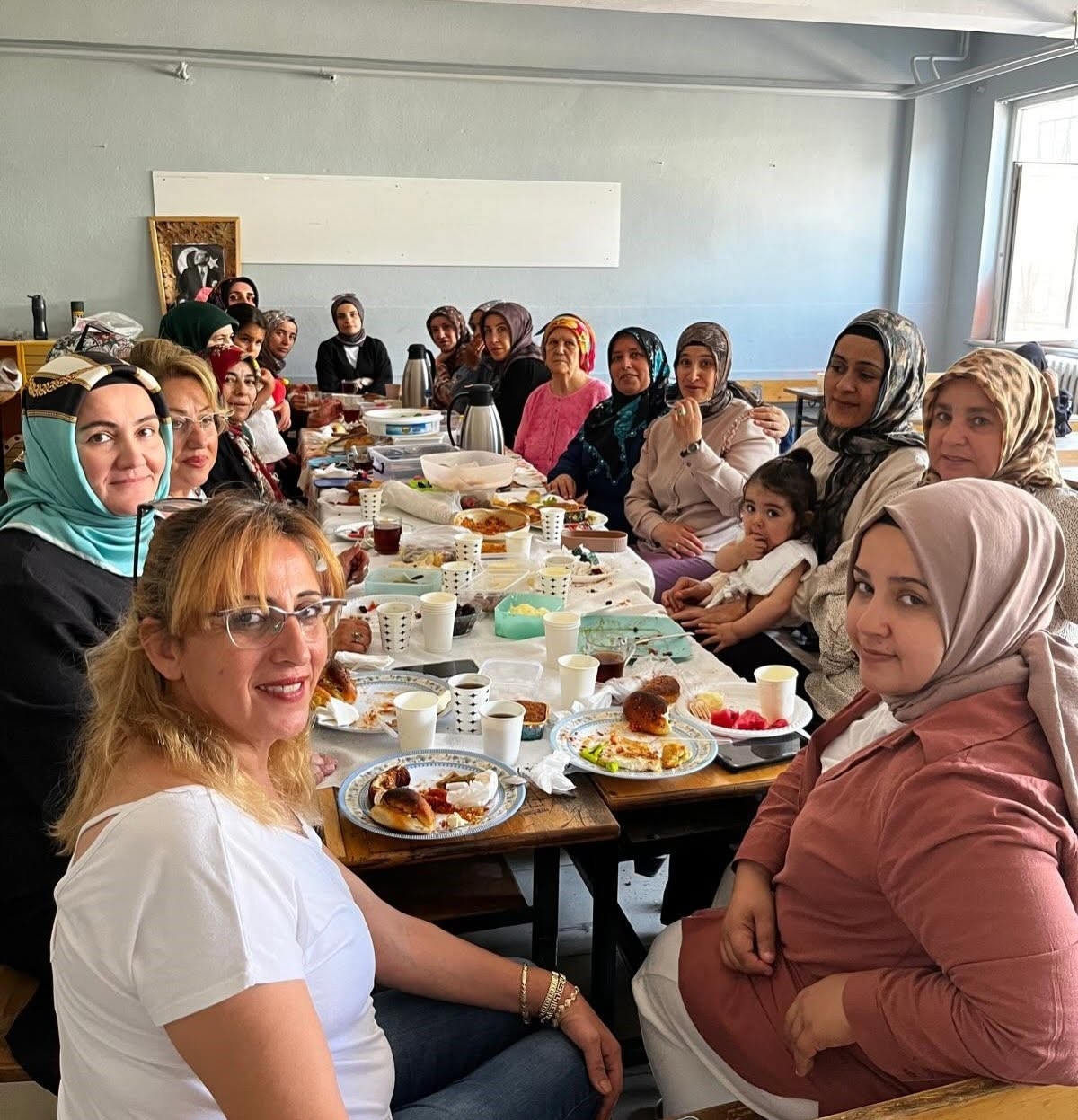 Burhaniyeli kadınların okuma yazma sevinci
