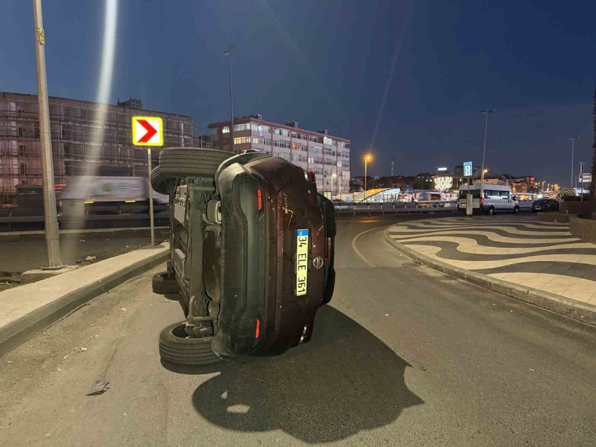 Bakırköy’de otomobil refüje çarpıp devrildi: 1 yaralı
