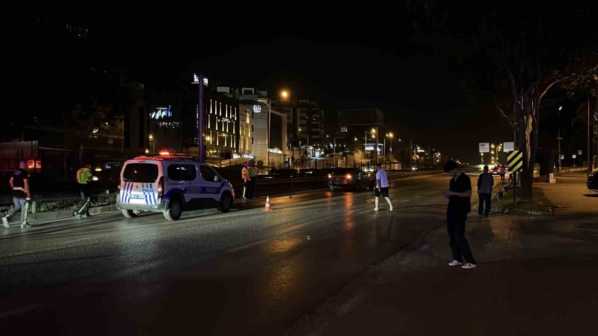Yolun karşısına geçen yaşlı adama otomobil çarptı
