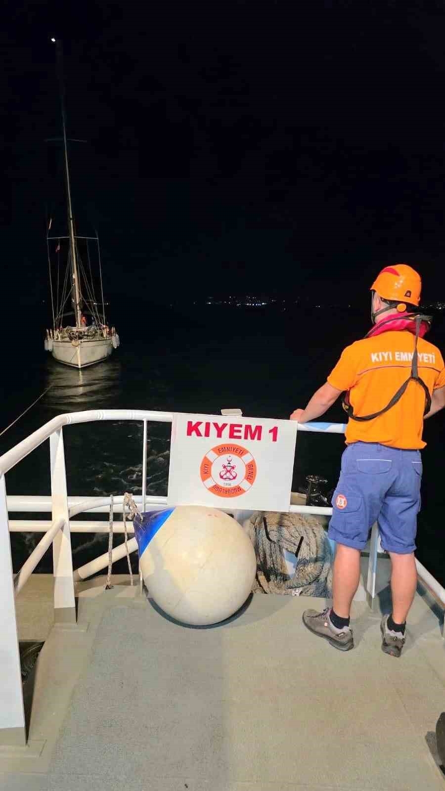 Çanakkale’de sürüklenen teknedeki 2 kişi kurtarıldı
