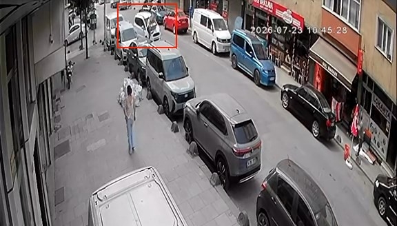 Sultangazi’de kuryeye araç çarptı: O anlar kamerada
