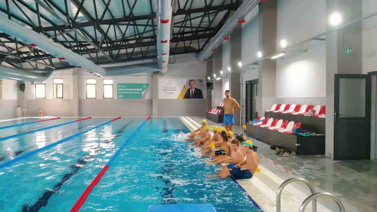 Burhaniye’de Kur’an kursu öğrencilerinin havuz keyfi
