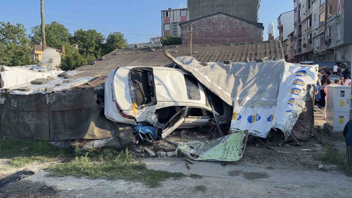 Arnavutköy’de kontrolden çıkan otomobil eve daldı: 5 yaralı
