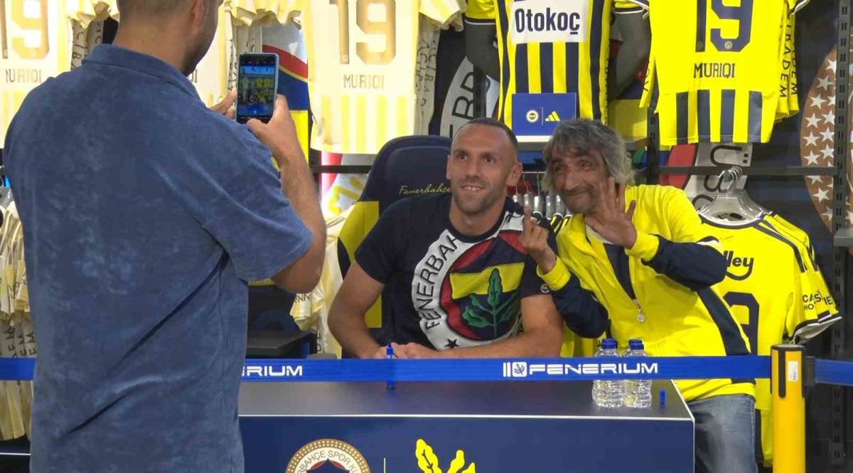 Vedat Muriqi’ye Kadıköy’de sevgi seli
