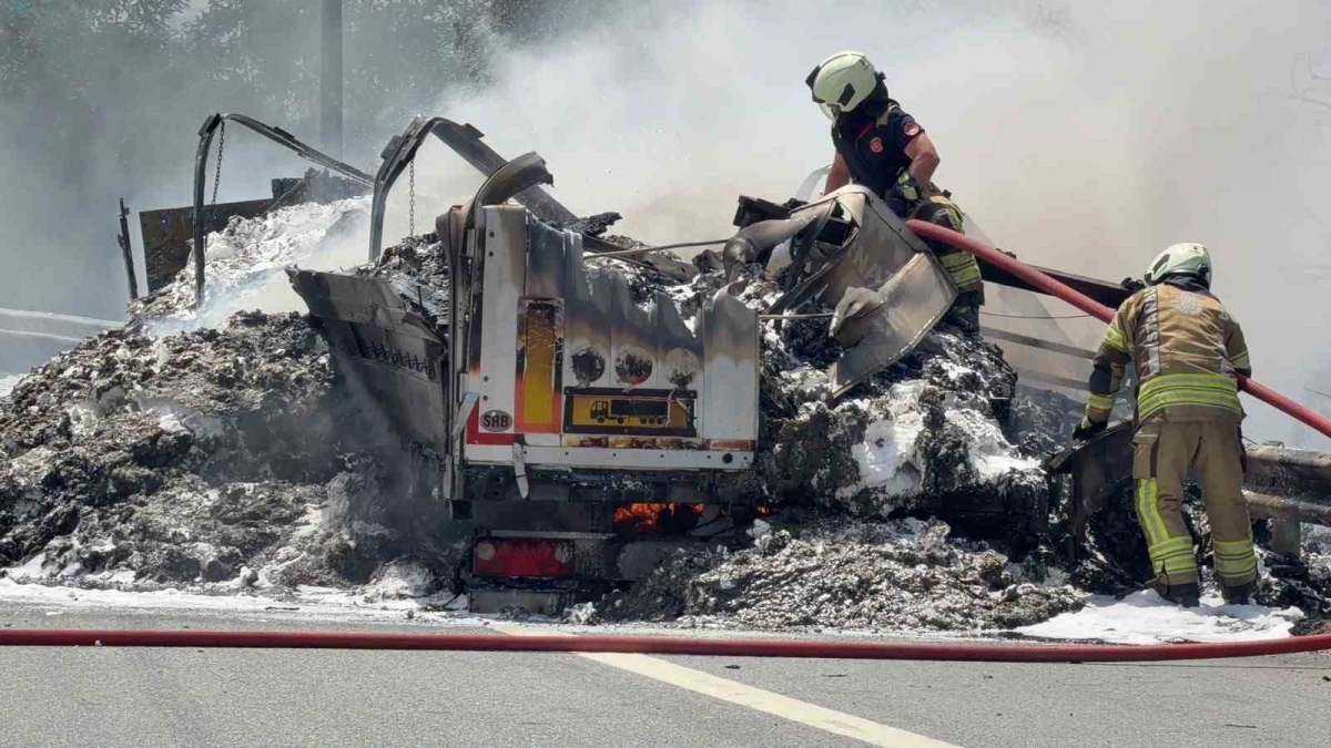 Kuzey Marmara otoyolu Çatalca nakkaş mevkiinde bir tırda bilinmeyen bir nedenle yangın çıktı. Alevler tarım arazisine de sıçrarken, olay yerine çok sayıda itfaiye ekibi sevk edildi.
